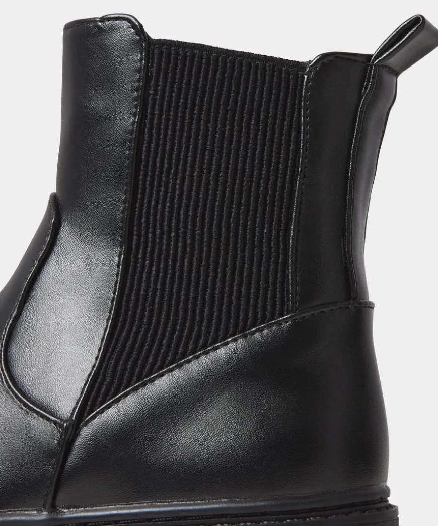Make No Mistake Chelsea Boots